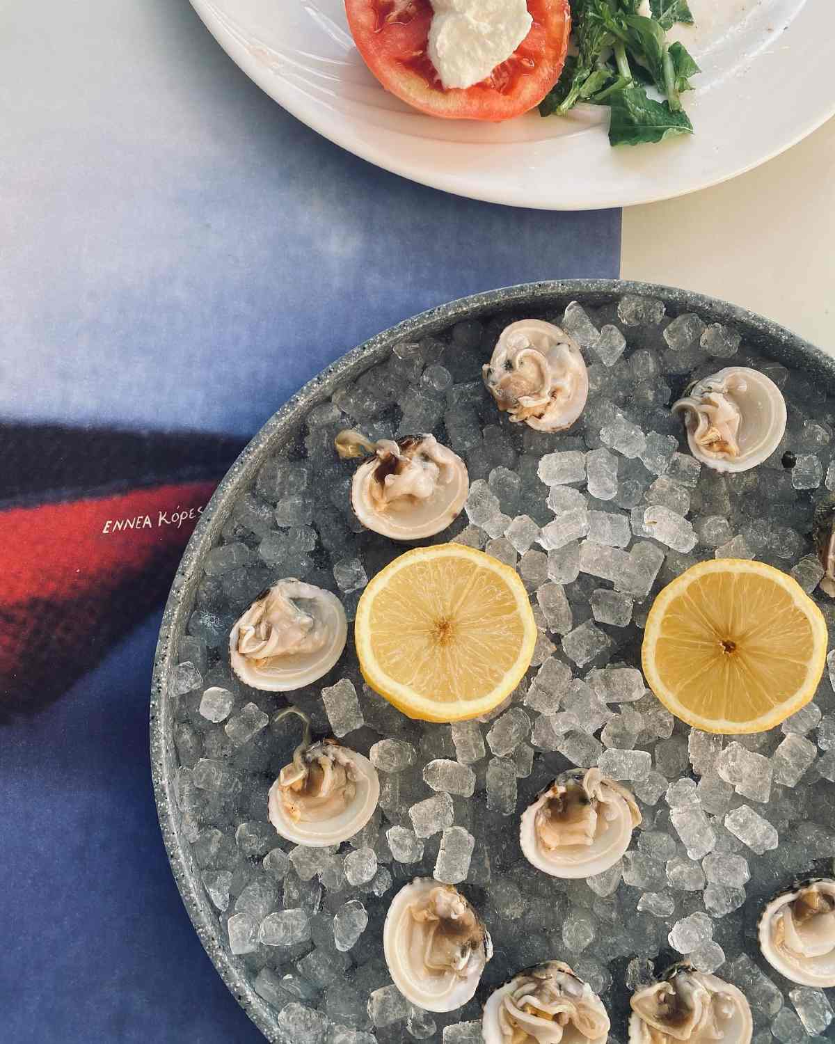 Eννέα κόρες