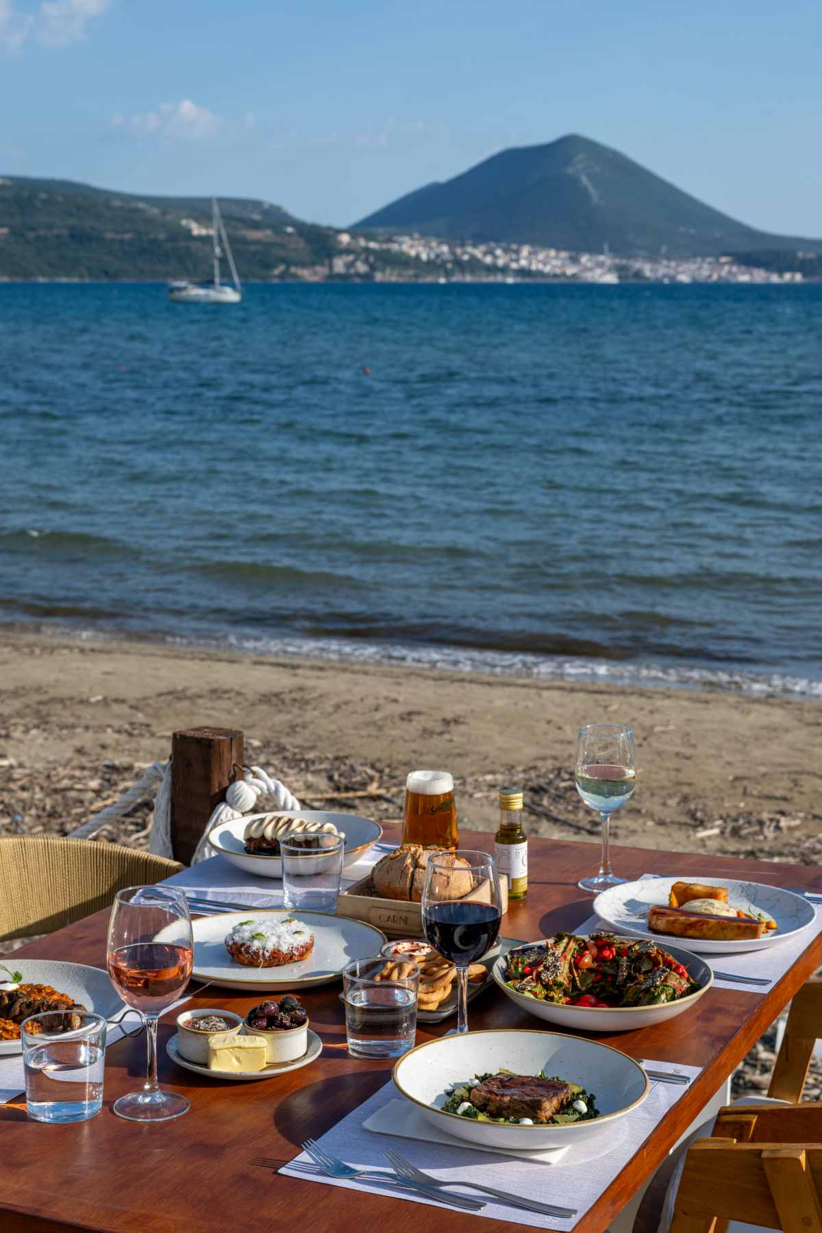 Carne restaurant: Μια γαστρονομική εμπειρία με θέα τον κόλπο του Ναβαρίνου!