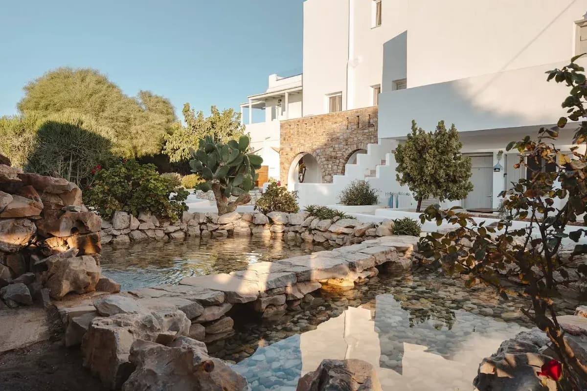 Almiriki Beachside Living: Εκεί που η αυθεντική κυκλαδίτικη φιλοξενία «αγγίζει» τη χρυσή άμμο της Νάξου