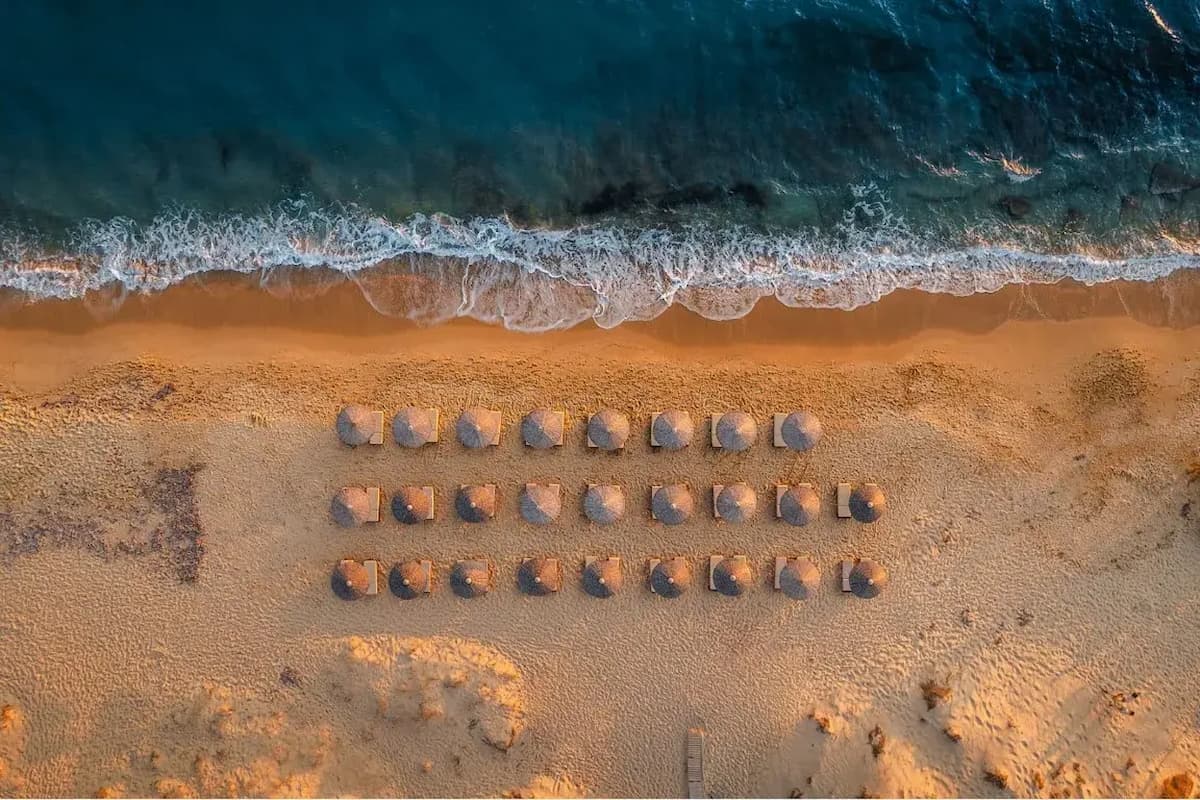 Almiriki Beachside Living: Εκεί που η αυθεντική κυκλαδίτικη φιλοξενία «αγγίζει» τη χρυσή άμμο της Νάξου
