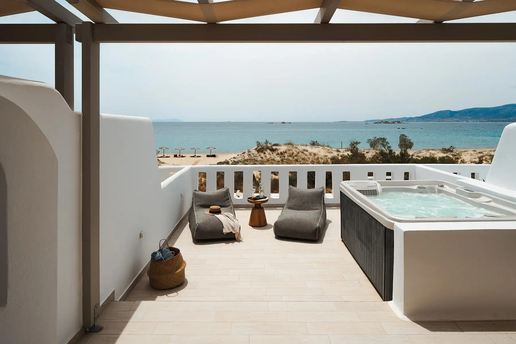 Almiriki Beachside Living: Εκεί που η αυθεντική κυκλαδίτικη φιλοξενία «αγγίζει» τη χρυσή άμμο της Νάξου