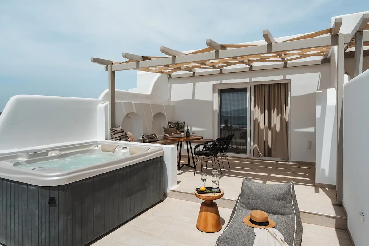 Almiriki Beachside Living: Εκεί που η αυθεντική κυκλαδίτικη φιλοξενία «αγγίζει» τη χρυσή άμμο της Νάξου