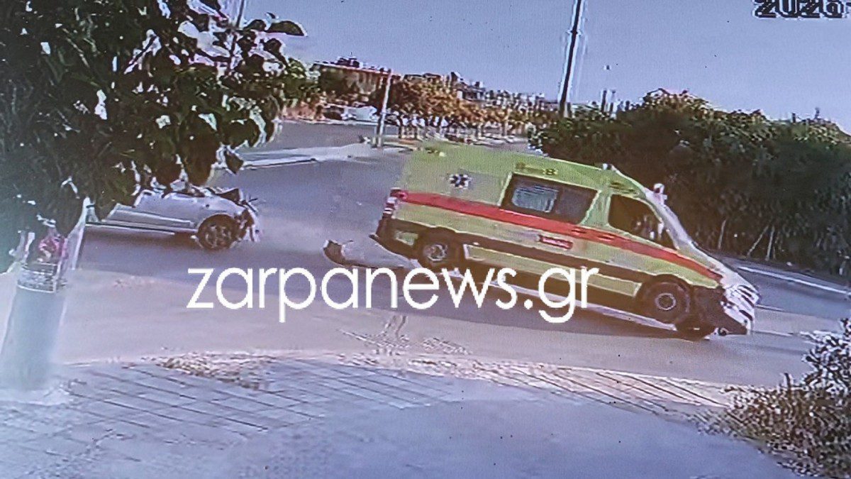 Η στιγμή της σύγκρουσης του ασθενοφόρου