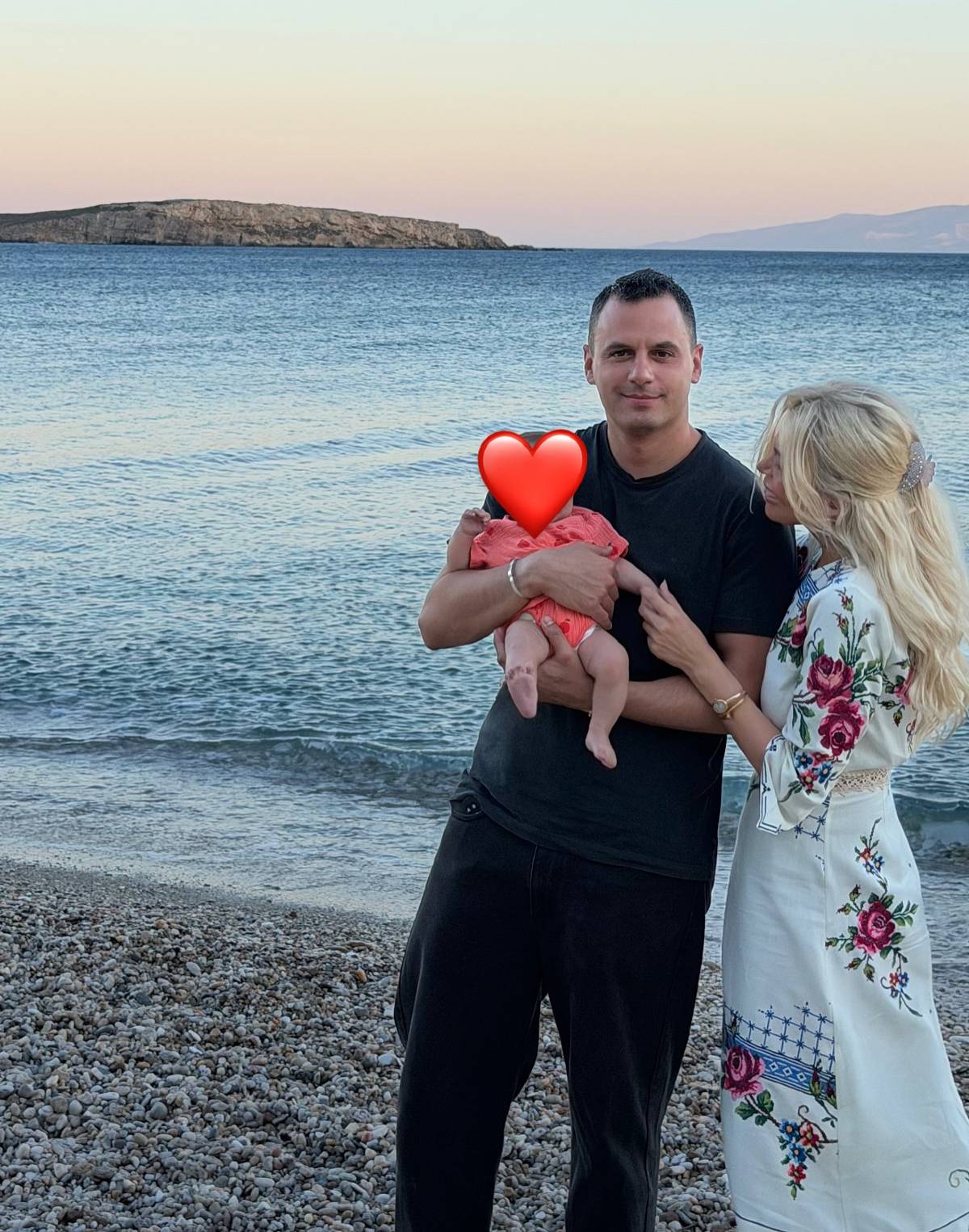 Η Κατερίνα Καινούργιου με τον Παναγιώτη Κουτσουμπή στην Πάρο