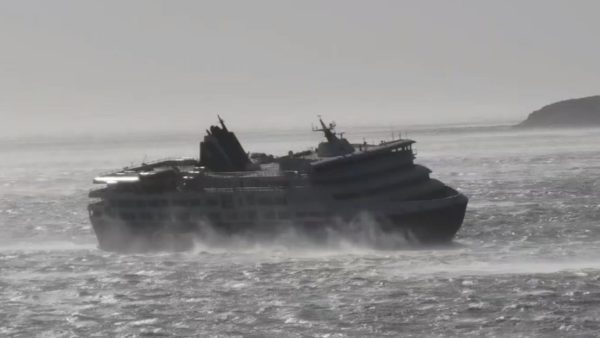 Μάχη με τα κύματα για το Τήνος SuperFerry