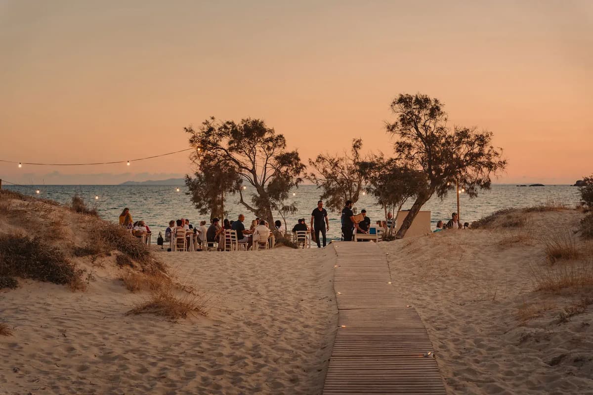 Almiriki Beachside Living: Εκεί που η αυθεντική κυκλαδίτικη φιλοξενία «αγγίζει» τη χρυσή άμμο της Νάξου