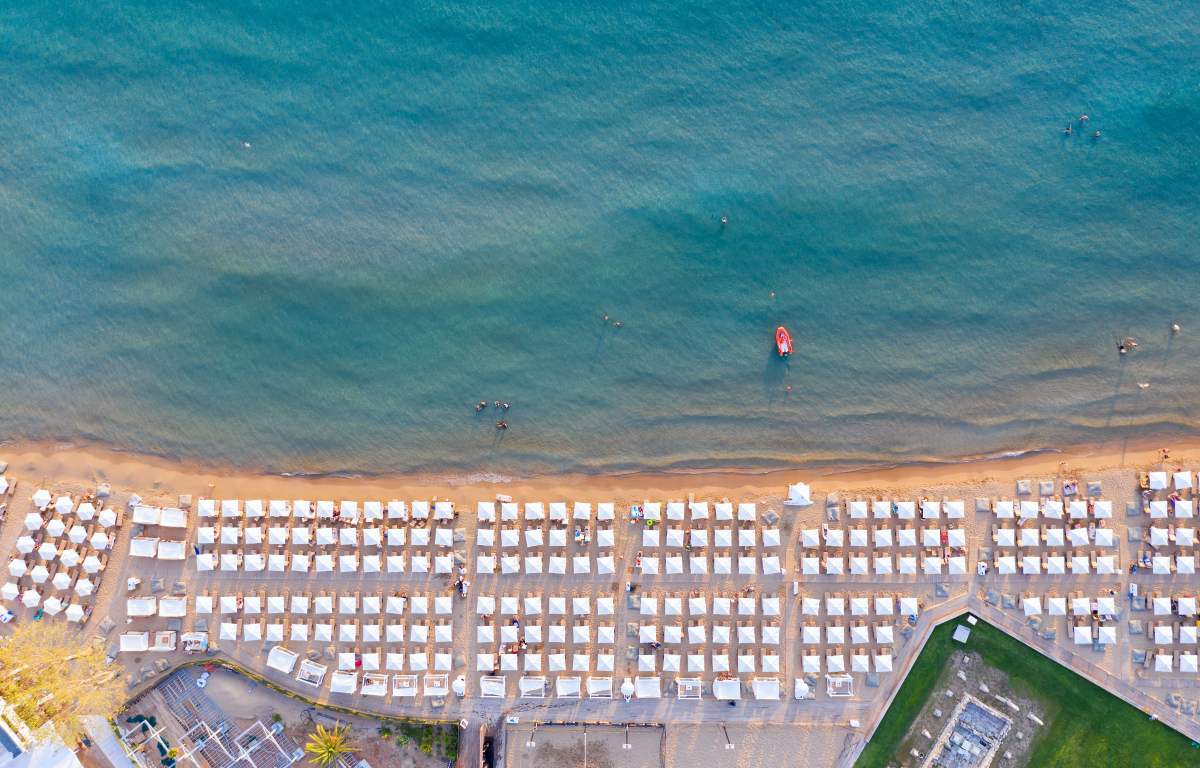 Ξαπλώστρες astir beach