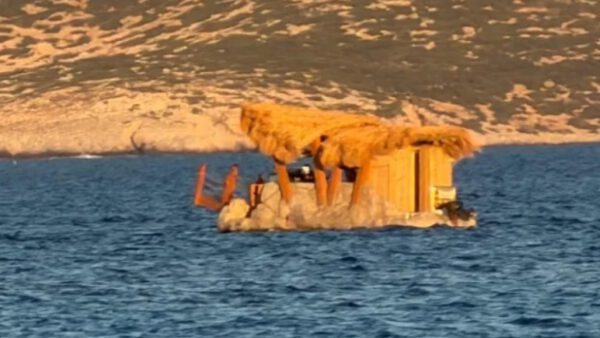 Η πλωτή καντίνα στα Κουφονήσια