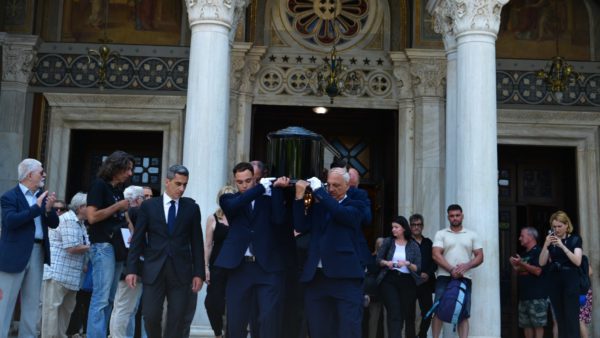 Κηδεία Κοντού φέρετρο