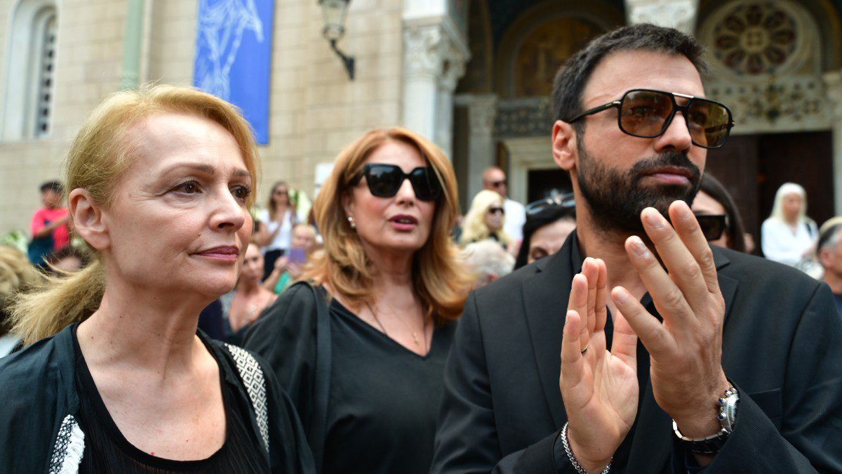 Κηδεία Κοντού χειροκρότημα