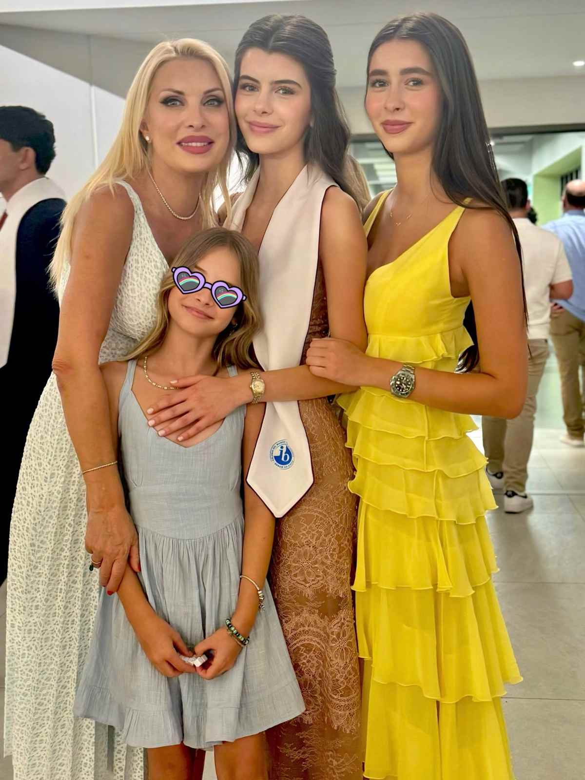 Η Ελένη Μενεγάκη με τις κόρες της
