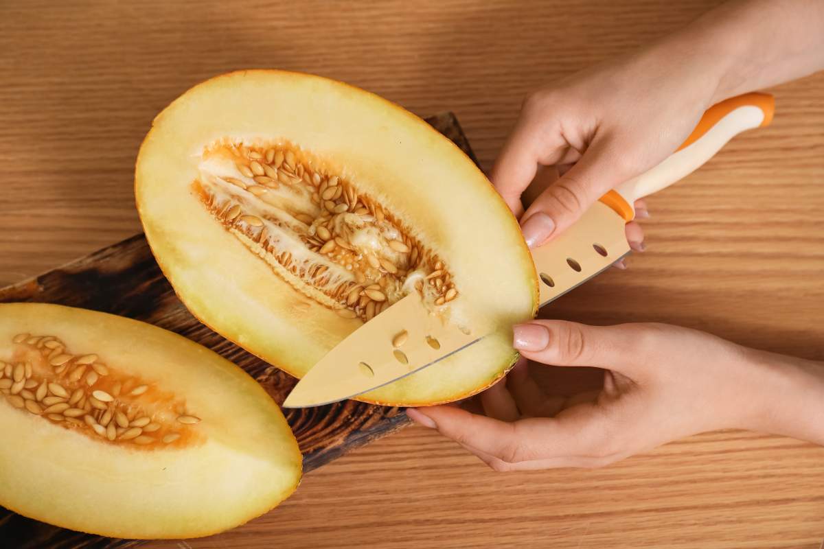 Πεπόνι κόβει γυναίκα με μαχαίρι