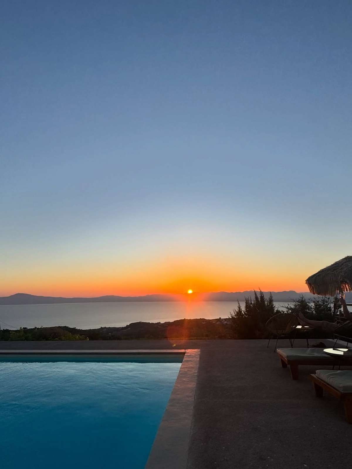 Δανάη Μπάρκα σε πισίνα