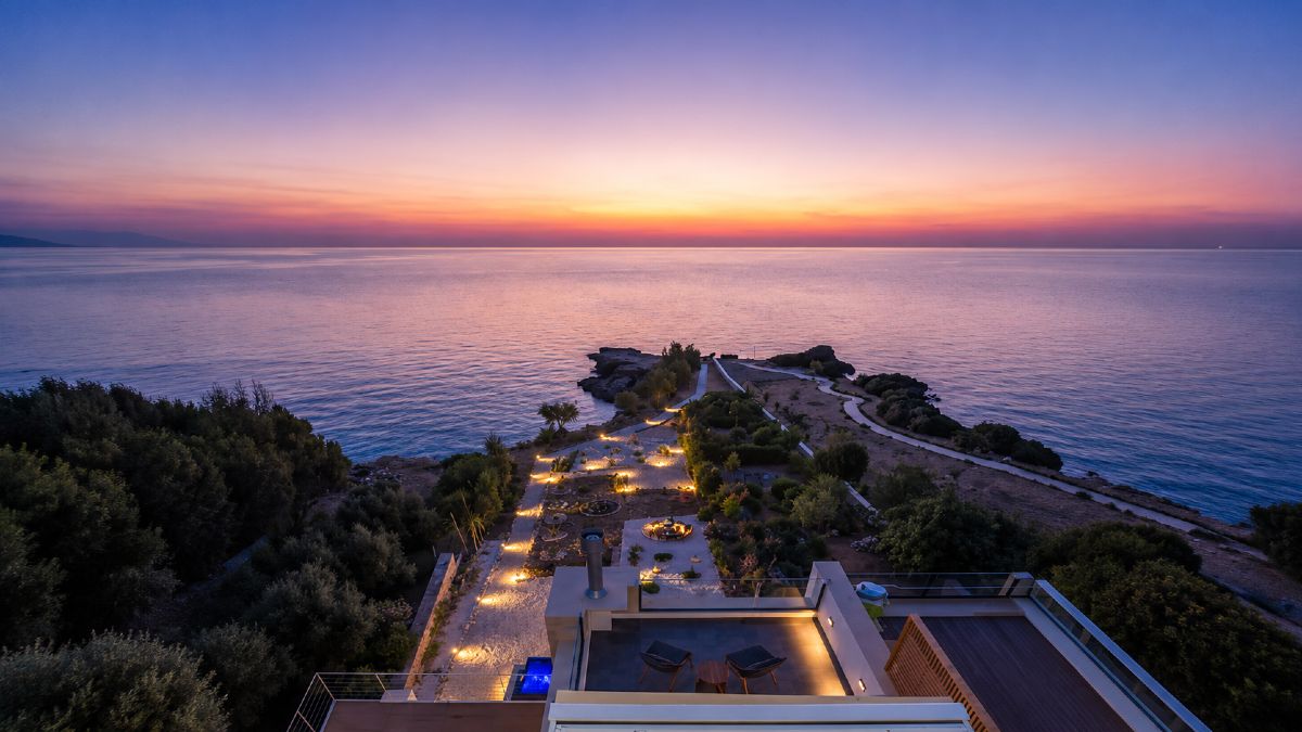 Terra Petra Villa: Η beachfront βίλα στη Ζάκυνθο όπου το Ιόνιο γίνεται το ιδιωτικό σου καταφύγιο