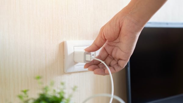 Χέρι αφαιρεί πρίζα πριν τις διακοπές