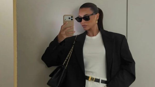 κοπέλα φοράει σπορ σύνολο με αθλητικά