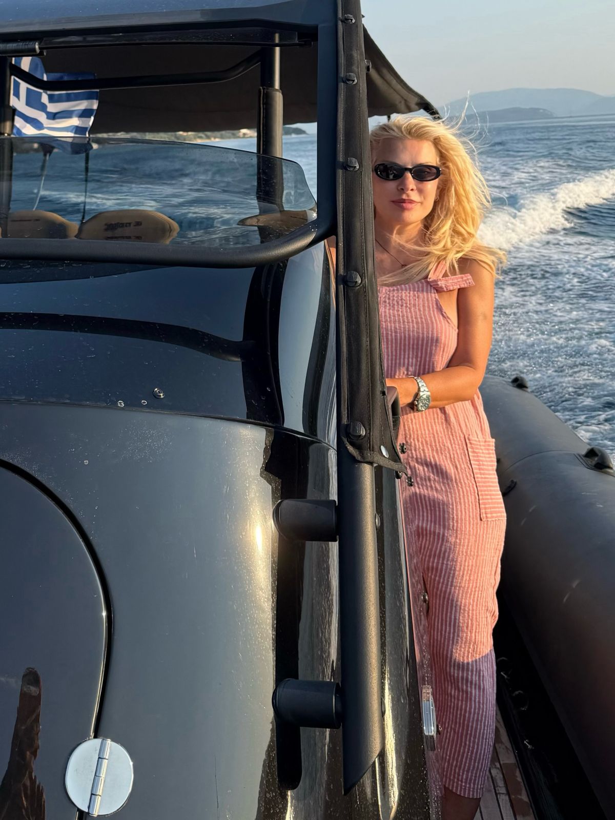 Η Ελένη Μενεγάκη στο φουσκωτό