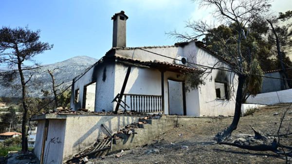 Καμένες κατοικίες από τη φωτιά
