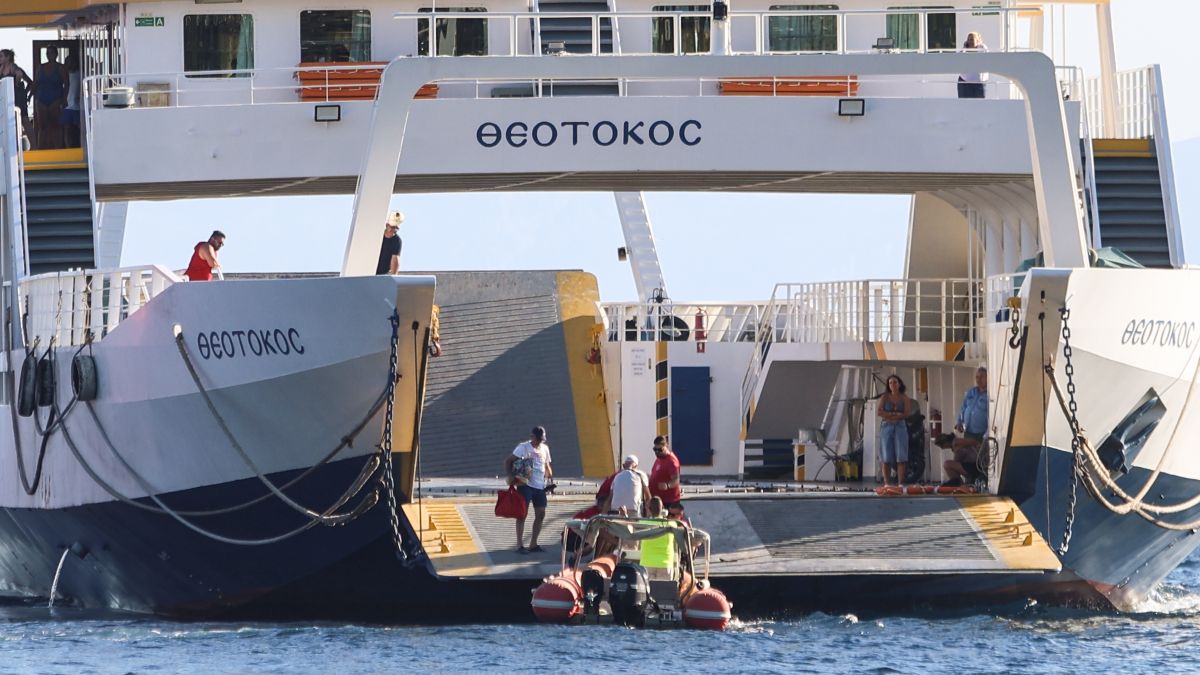 Φωτιά στη Σαλαμίνα