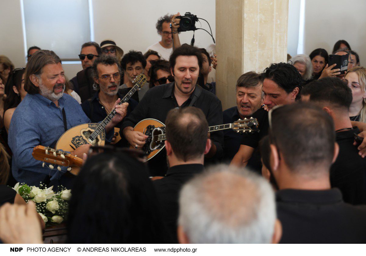 Κιθάρες στην κηδεία του Νίκου Καλογερόπουλου