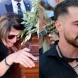 Η σύζυγος και ο γιος του Νίκου Καλογερόπουλου