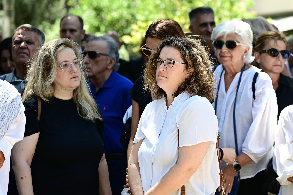 Στα λευκά μία από τις κόρες του Στέλιου Ράμφου