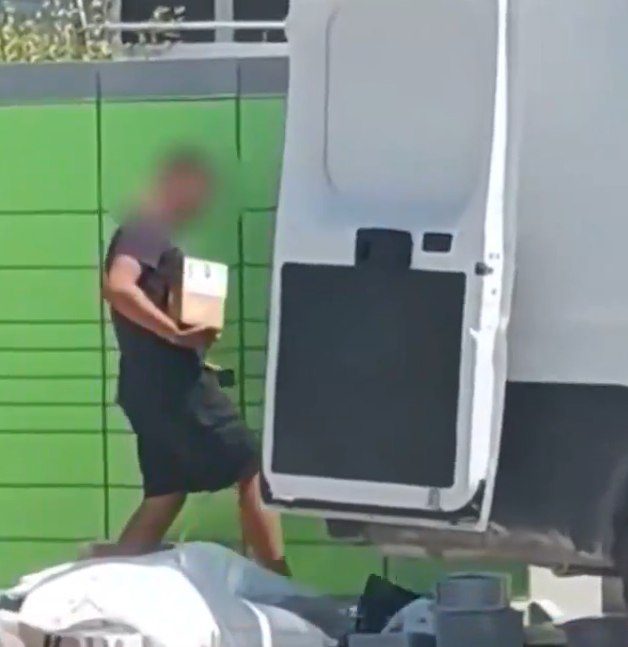 Σάλος με βίντεο οδηγού της Box Now: «Βροχή» οι καταγγελίες για κατεστραμμένα δέματα – Η απάντηση της εταιρείας