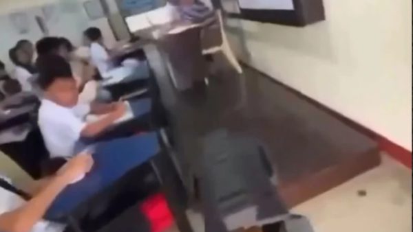 Προσοχή σκληρό βίντεο: Μαθητής αρχίζει να πυροβολεί σε σχολείο στις Φιλιππίνες - Το σοκαριστικό πλάνο που σκοτώνει ένα παιδί