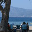άνθρωποι κάθονται στην παραλία