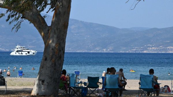 άνθρωποι κάθονται στην παραλία