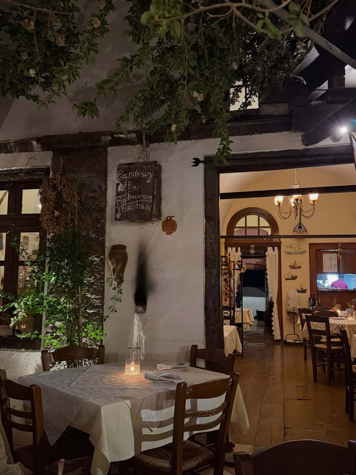 Η Κόνι Μεταξά στη Σαντορίνη