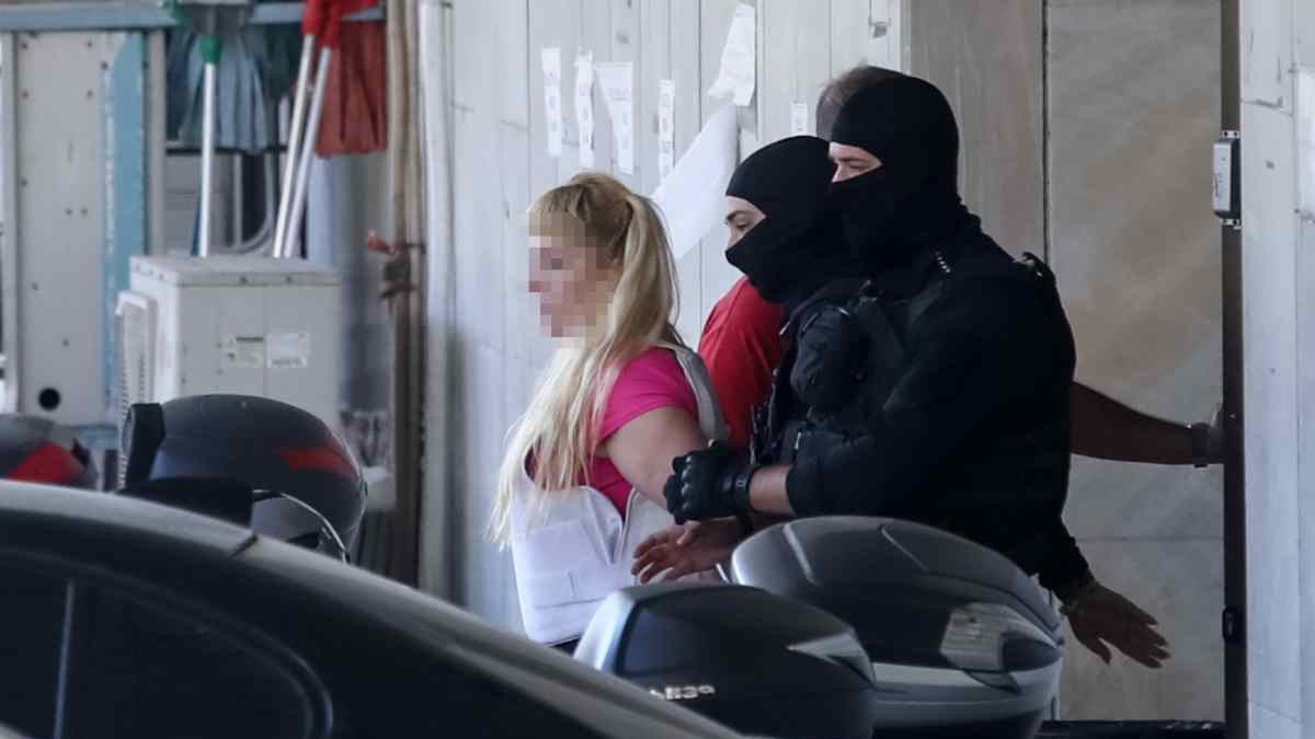 Marfin: «Ιδιαιτέρως επικίνδυνη» κρίθηκε η 46χρονη – Τι αναφέρει το σκεπτικό της προφυλάκισης (Βίντεο)