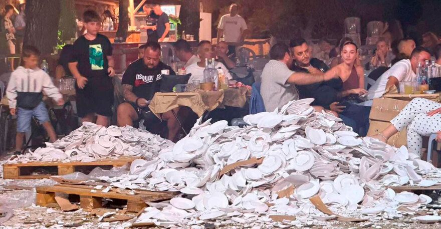 Αδιανόητες εικόνες στη Ζάκυνθο: Κλαρκ έφερε παλέτες με πιάτα σε πανηγύρι – «Βουνό» τα σπασμένα στην πίστα