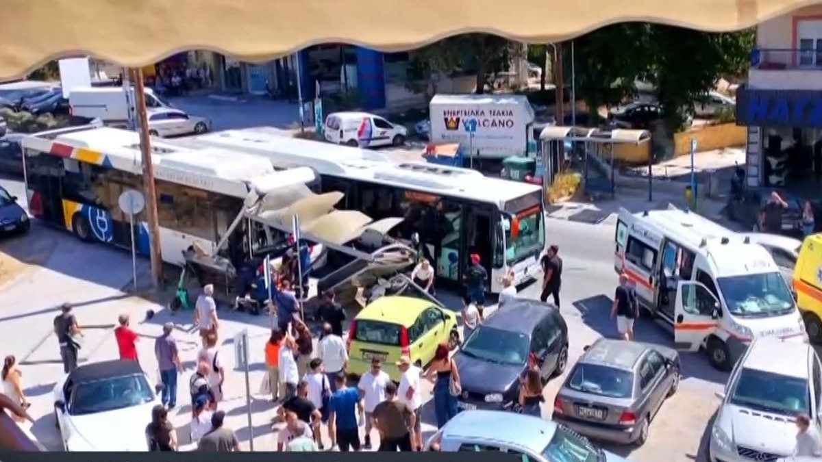 Τρόμος σε στάση στη Θεσσαλονίκη: Λεωφορείο έπεσε πάνω σε πολίτες - 4 τραυματίες, σοβαρά μία 60χρονη